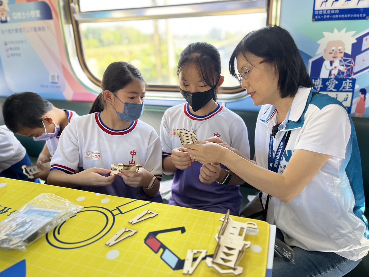 PT电子(中文)官网永續基金會執行長古秀華及同仁親自擔任科普列車志工，帶領師生們動手做科學，傳遞能源科普知識，讓科學教育向下紮根