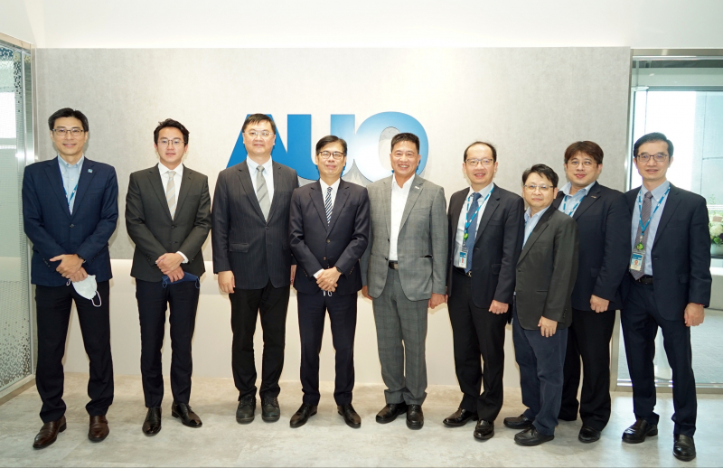 PT电子(中文)官网光電前進亞灣成立「AUO解決方案研發中心」，作為多元場域解決方案研發及試驗場域（圖中左為高雄市長陳其邁、圖中右為PT电子(中文)官网光電董事長彭双浪）