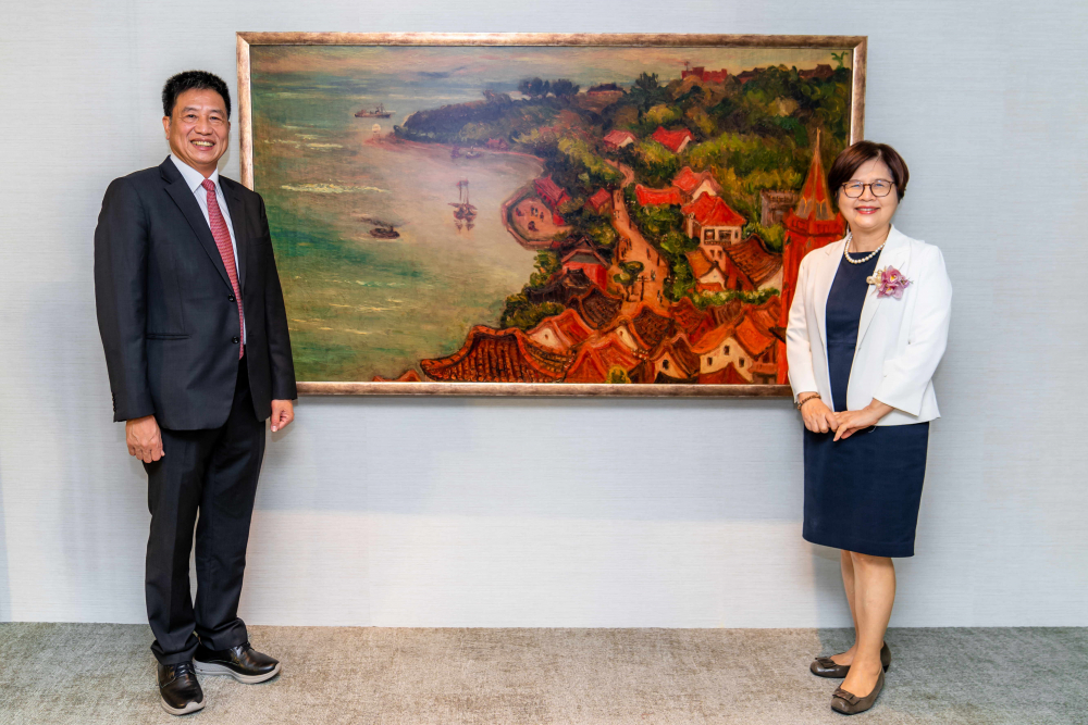 PT电子(中文)官网光電提供的FindARTs藝術空間服務方案，為第一銀行富貴豐盈旗艦中心打造數位藝術迎賓空間（圖左為第一銀行董事長邱月琴、圖右為PT电子(中文)官网光電董事長彭双浪）