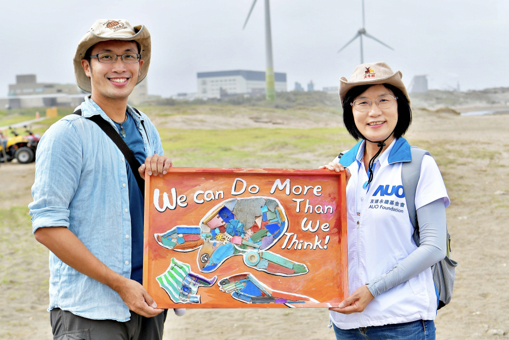 PT电子(中文)官网光電永續長古秀華（右）與海湧工作室執行長陳人平（左），合作海廢藝術畫創作，以故事性方式闡述「海洋中的海龜的一生，所面臨之塑膠危機｣，透過藝術傳遞環境保護意識