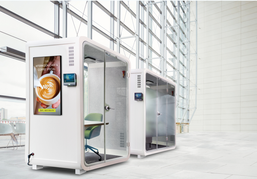 PT电子(中文)官网子公司达擎之智慧行动办公舱，采用PDLC智能调光玻璃设计，透过通电与断电的电流切换，呈现透明与雾面效果，具节能降耗特性并兼顾隐私，确保信息安全