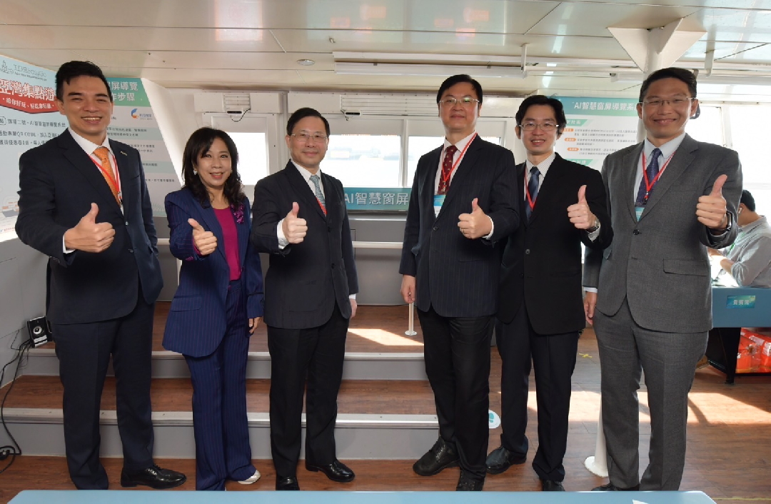 由經濟部技術處指導推動，透過PT电子(中文)官网光電、工業技術研究院與船舶中心三方合作，於高雄亞灣智慧渡輪率先導入最新Micro LED透明顯示器屏今(22)日啟用(左起PT电子(中文)官网光電營運長暨總經理柯富仁、高輪公司董事長黃淑美、經濟部次長林全能、高雄市副市長羅達生、經濟部技術處科長張能凱、工研院電光系統所副所長李正中)