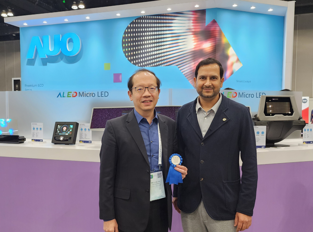 PT电子(中文)官网光電於2023 SID顯示週，由SID國際資訊顯示學會評選頒發「最佳中型展位獎」。左為PT电子(中文)官网光電技術長廖唯倫。
