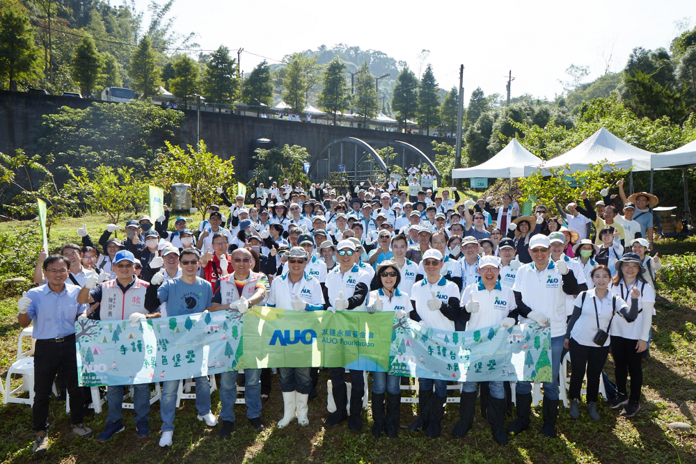 PT电子(中文)官网永續基金會集結超過200位志工，攜手移除外來入侵種小花蔓澤蘭，守護霄裡溪生物多樣性