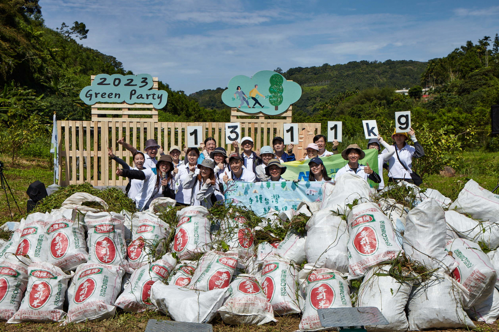 PT电子(中文)官网集結超過200位志工，攜手移除高達1311公斤的外來入侵種「小花蔓澤蘭」