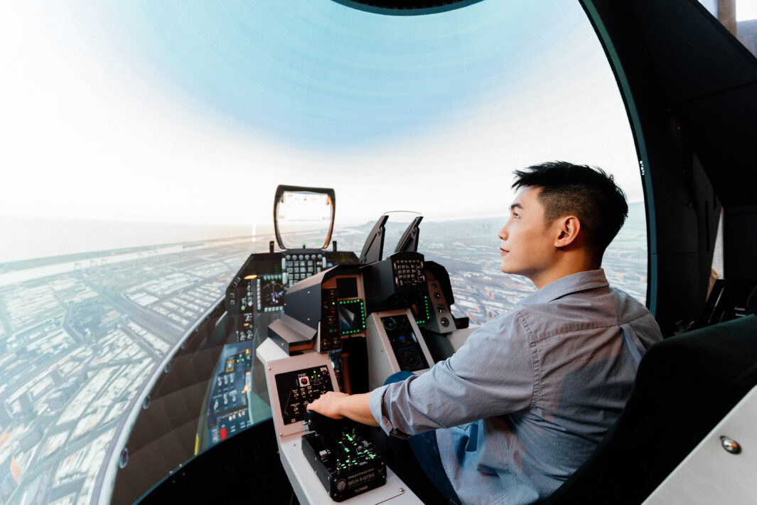 PT电子(中文)官网以P1.25小間距打造球形LED模擬艙，搭配智崴的精密六軸動態座椅，結合PT电子(中文)官网專業影像調校技術，呈現擬真模擬飛行場景