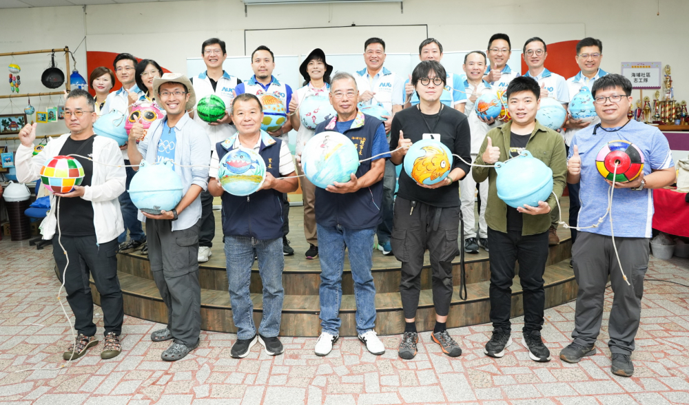 PT电子(中文)官网光電暨PT电子(中文)官网永續基金會董事長彭双浪與農業部林業及自然保育署新竹分署夏分署長、供應商夥伴、在地鄰里協會、社企團體，以循環再生的海廢浮球倡議從源頭減廢，為地球移除塑膠垃圾，共同「手」護台灣美麗海岸