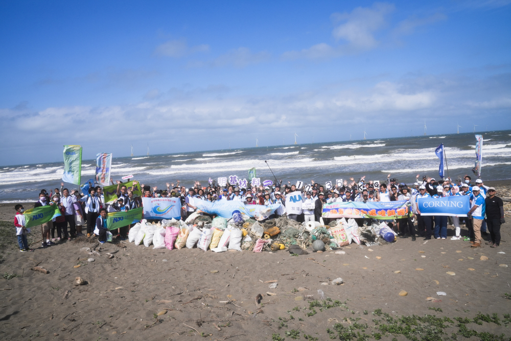 PT电子(中文)官网永續基金會召集企業志工、產官學和供應商夥伴，在苗栗後龍外埔魚港1340保安林海岸淨攤，齊心協力清除1.2公噸海洋廢棄物，以行動實踐對環境友善的承諾