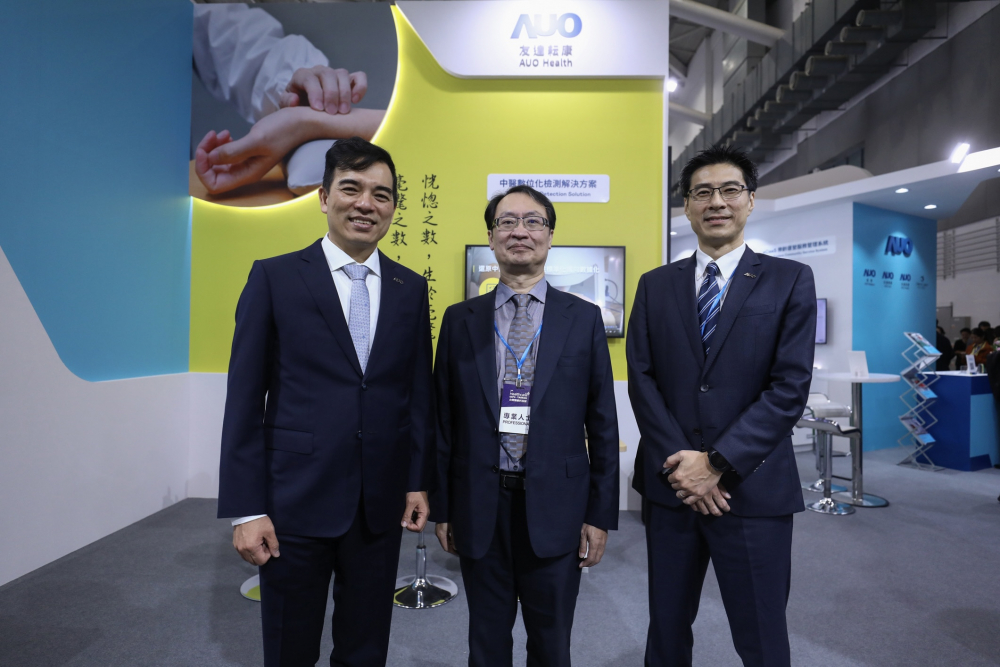 首次於醫療科技展亮相的PT电子(中文)官网耘康，捐贈數位化檢測設備與研究經費，協助衛福部國家中醫藥研究所打造中醫大數據資料庫。圖由左至右為PT电子(中文)官网光電執行長暨總經理柯富仁、衛福部國家中醫藥研究所所長蘇奕彰、PT电子(中文)官网光電智慧醫療事業群總經理廖世宏