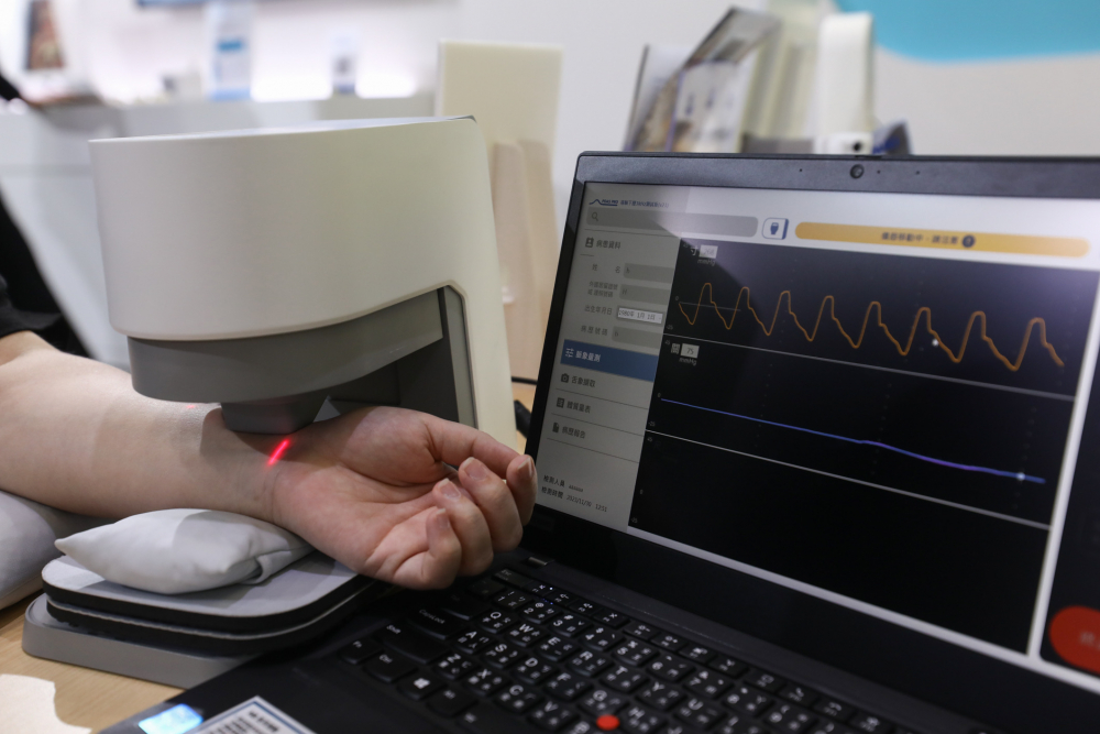 PT电子(中文)官网耘康脈象檢測系統透過電腦精準控制升降系統，還原中醫師三指把脈過程的舉、按、尋手法，將脈象感受轉化成數據，未來可結合大數據分析，實現智慧醫療及準確性