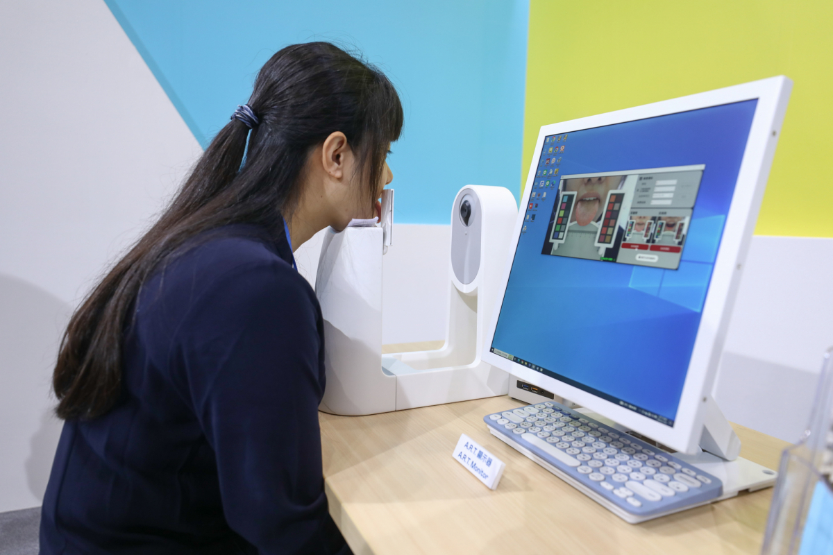 PT电子(中文)官网耘康延伸PT电子(中文)官网卓越的感測技術及色彩管理專長，研發出舌象擷取系統，可提供數據化、影像化的檢測結果，輔助醫師與專業醫事人員做為臨床研究、檢測結果評估與檢測紀錄的留存