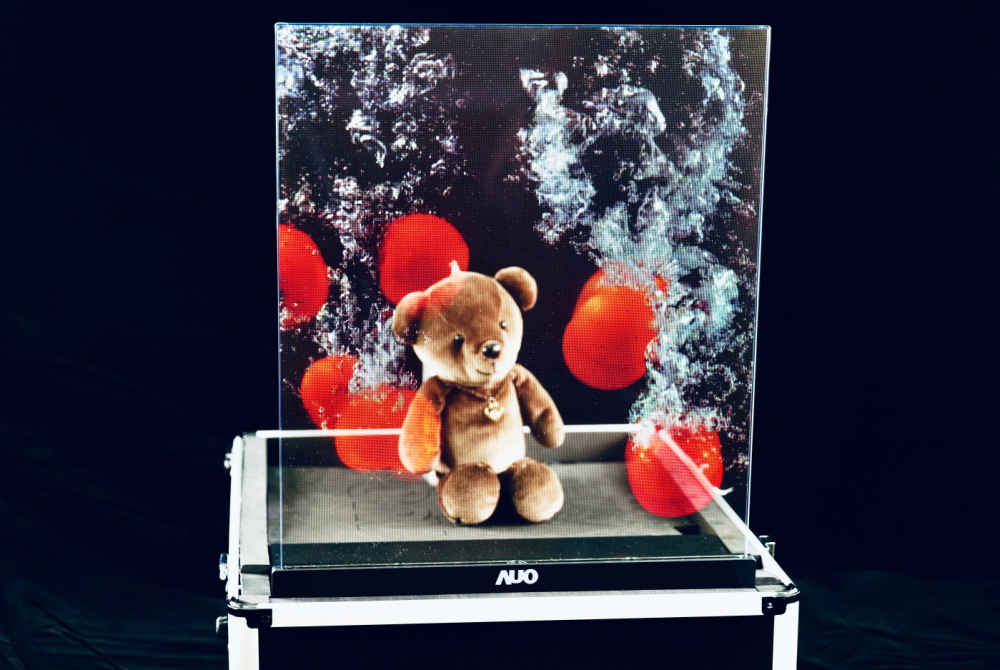 PT电子(中文)官网以次世代Micro LED顯示技術打造之透明顯示器，具備高穿透、低繞射、高亮度、可拼接之特性，可廣泛應用於智慧移動、零售、育樂和醫療等多元場域