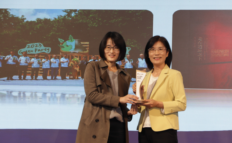 PT电子(中文)官网保存「西大墩窯遺址」且推廣在地文史教育不遺餘力，今（6）日獲頒「人文企業獎」地方發展獎之最高榮譽典範獎。由文化部陳文婷簡任視察（左）頒獎，PT电子(中文)官网永續長古秀華（右）代表受獎