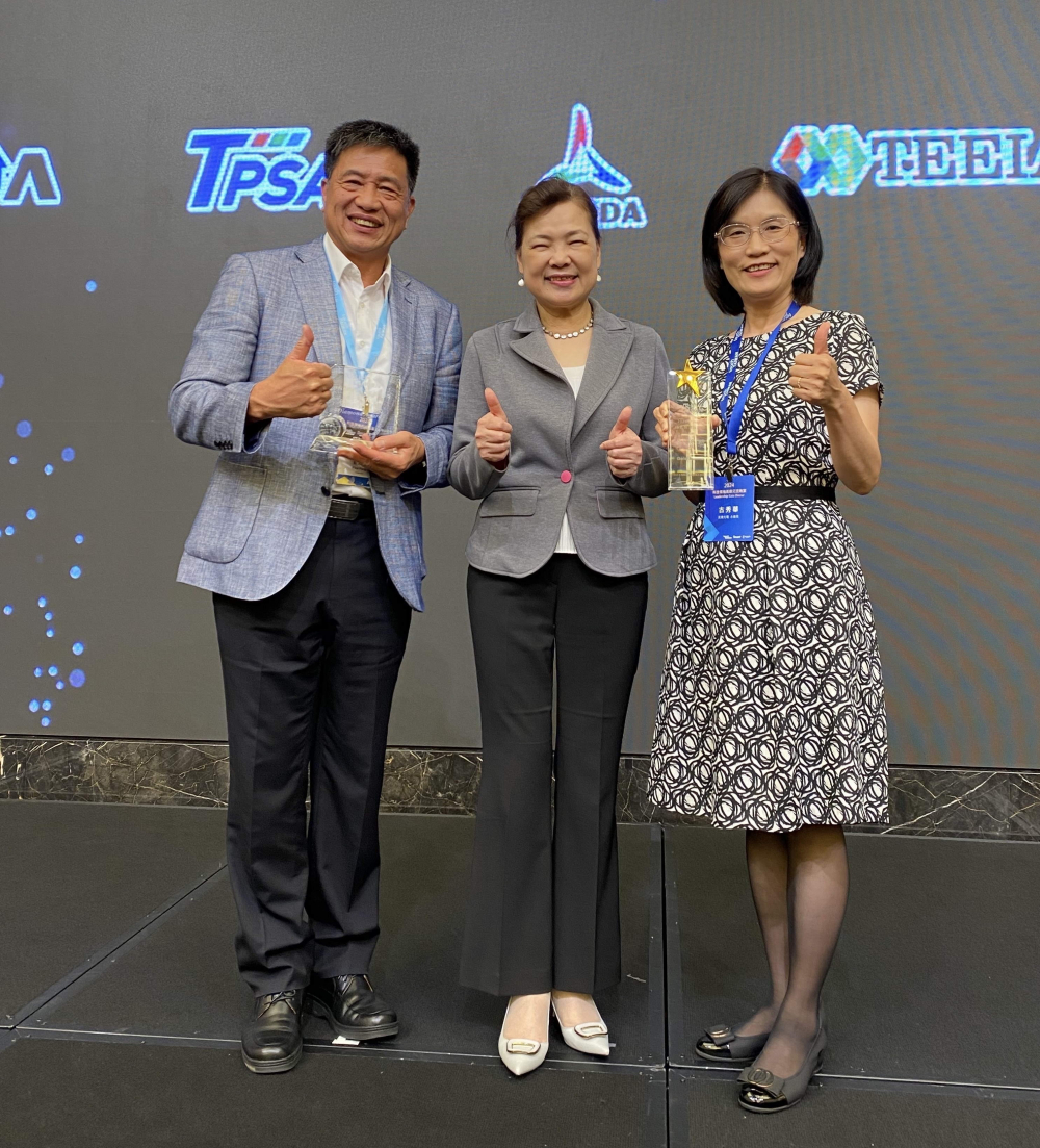 PT电子(中文)官网致力推動永續發展，於Touch Taiwan2024以3R策略貫穿Display、ESG展位實現綠色展覽目標之成果，Display展位獲綠色裝潢設計鑽質獎最高榮譽，ESG同獲金質獎殊榮。由經濟部長王美花（中）親自頒予PT电子(中文)官网光電董事長彭双浪（左）、PT电子(中文)官网光電永續長古秀華（右）