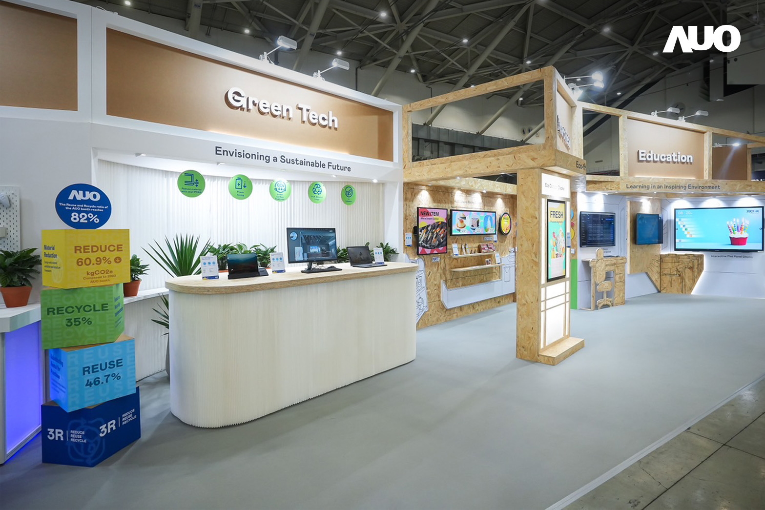 PT电子(中文)官网將攤位裝潢材料輕量化，以框架設計簡化結構，使Display展位碳排放量較去年減少6成，兼顧策展效益與綠色實踐，落實永續減碳的目標