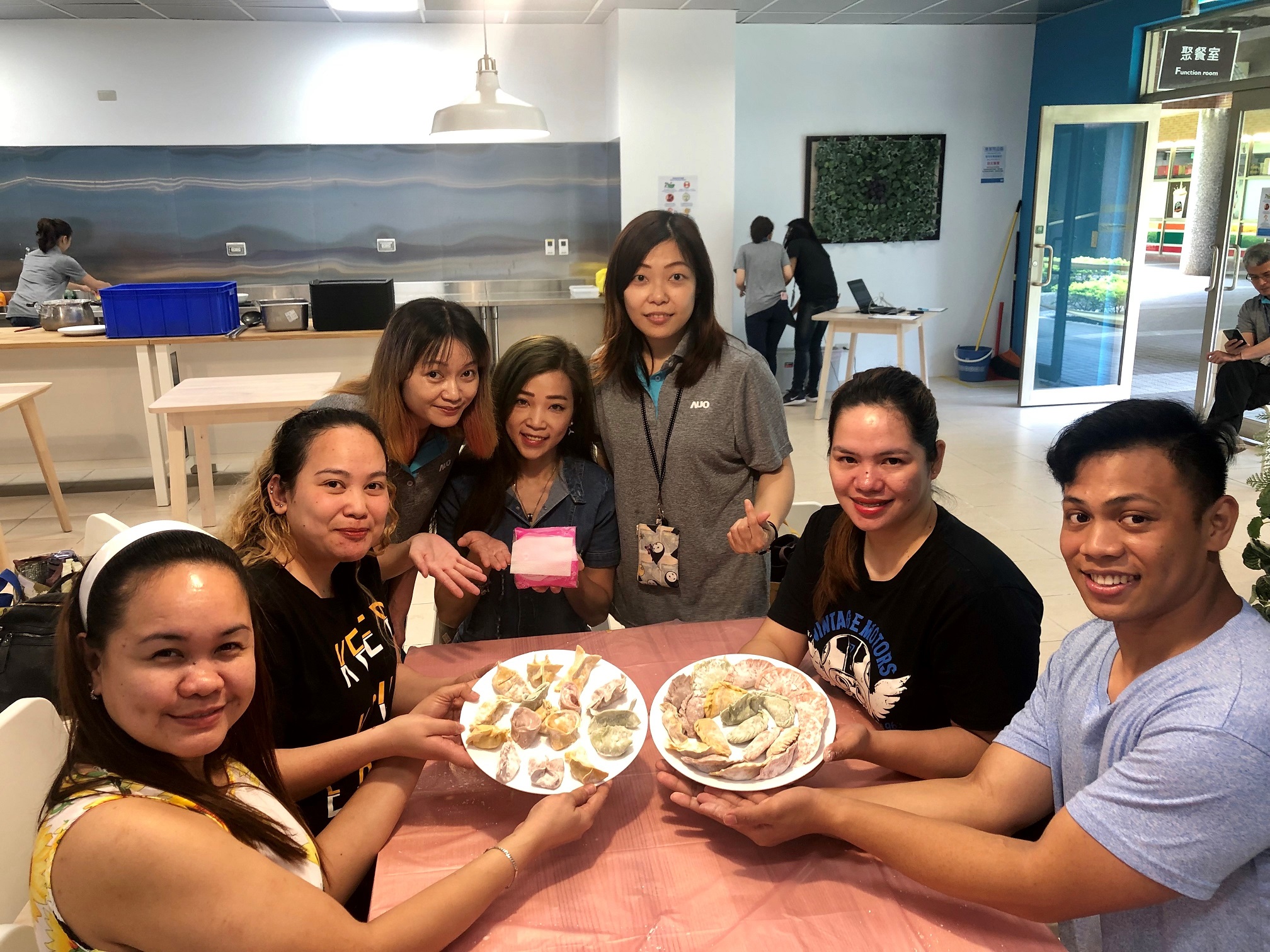 PT电子(中文)官网將DEI理念貫徹到企業文化和實踐，舉辦如台菲廚藝交流等活動，讓同仁了解彼此文化差異、培養情感