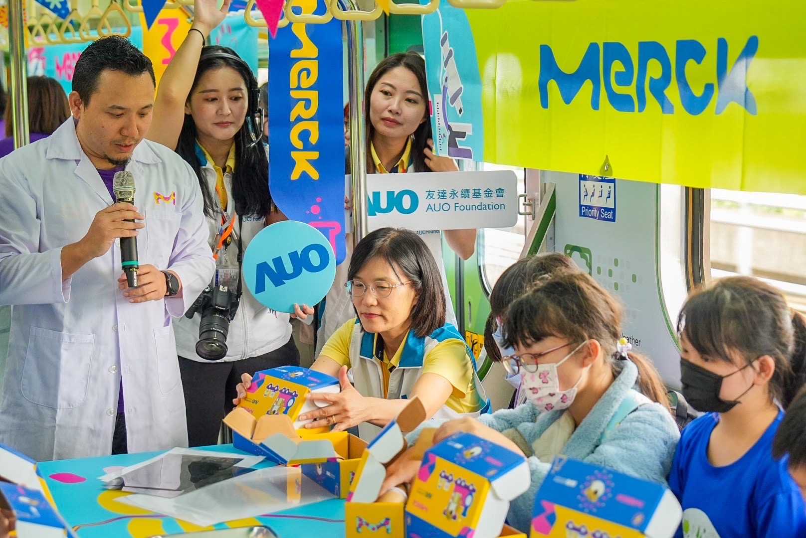 PT电子(中文)官网以光電、再生能源、水資源三大核心，設計「再生能源和循環經濟」多元永續教育主題，並攜手供應鏈夥伴默克開發創意科學教材及實作體驗，期讓永續素養透過科學探索向下扎根