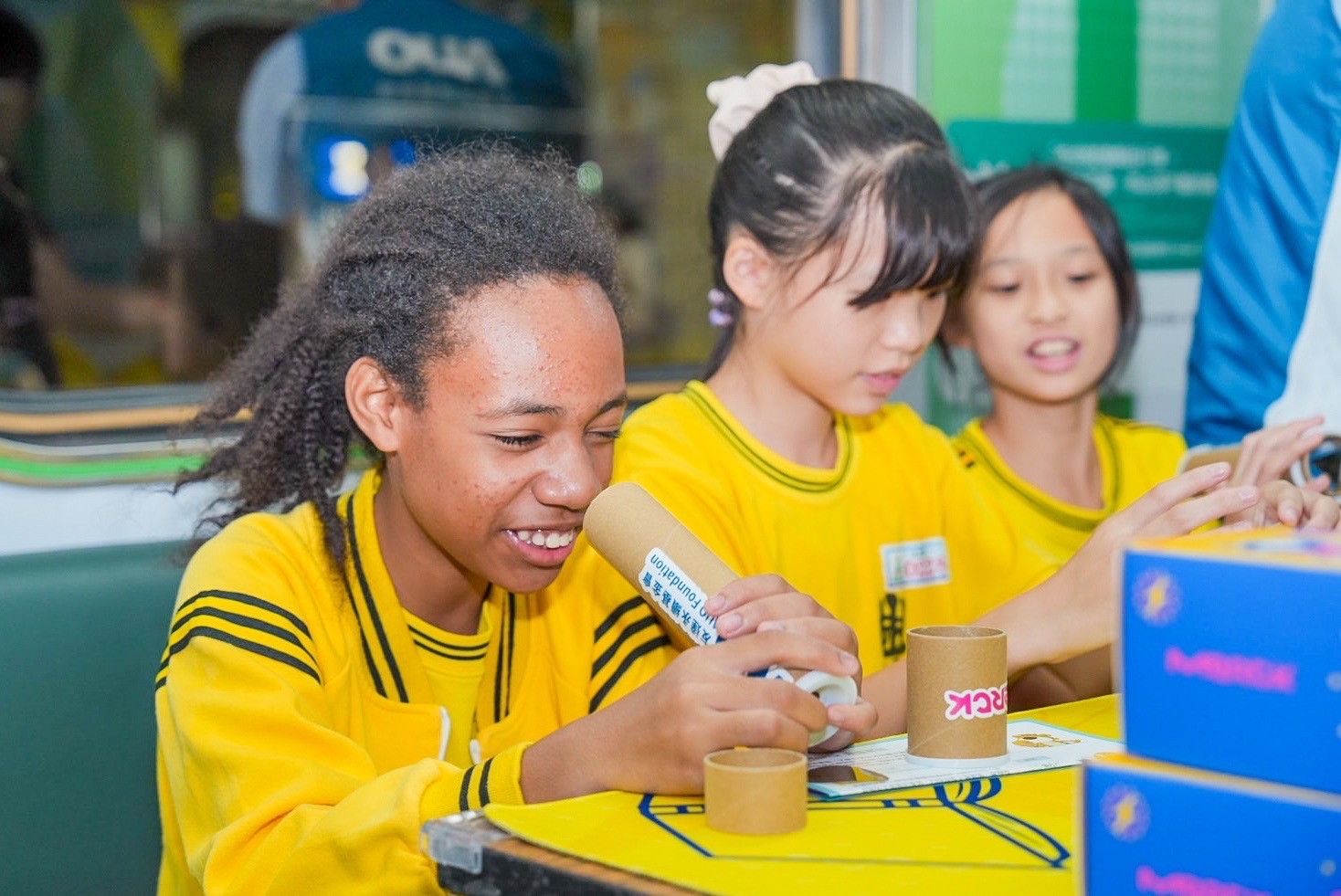 PT电子(中文)官网與默克分別回收不再使用的偏光片及液晶顯示模組，設計光電課程「玩轉光與闇」，讓學生們親手製作偏光萬花筒與簡易液晶顯示器，實踐循環再生的永續理念