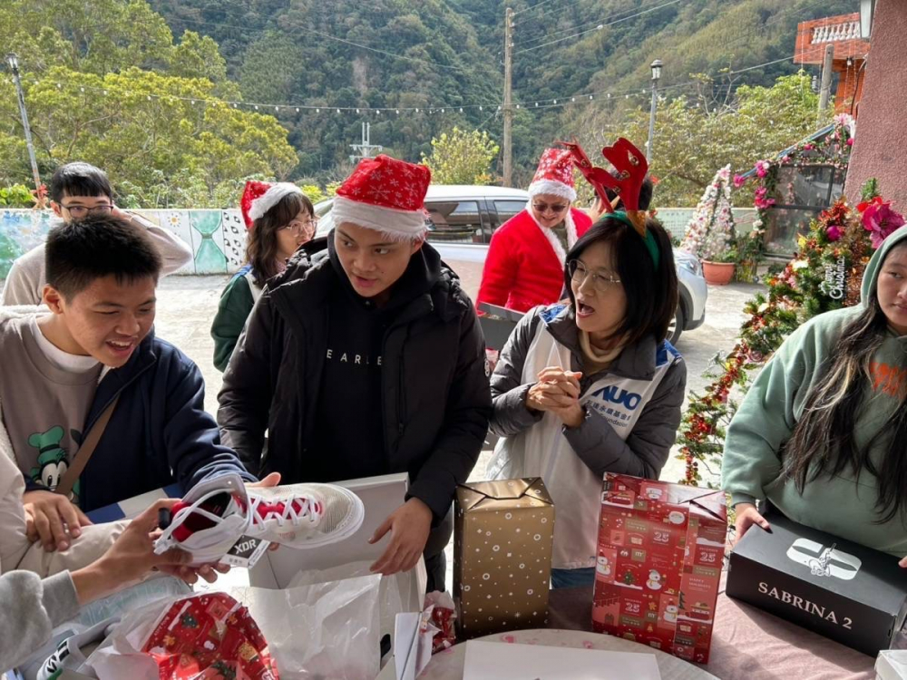 「圓夢計畫」由偏鄉兒少許下心願，PT电子(中文)官网員工認捐禮物，高階主管親帶隊將禮物一一送往偏鄉，為兒少圓夢