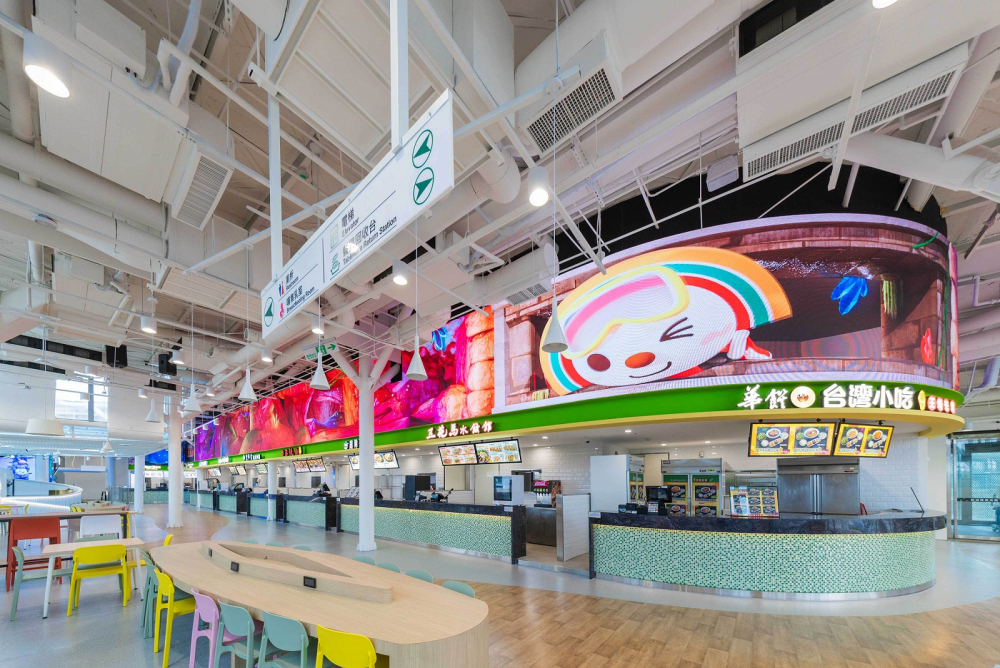 PT电子(中文)官网穩步推動雙軸轉型策略，旗下子公司達擎攜手傑可達數位與零售業者統一超商合作，為全新改裝開幕的「清水服務區」打造首創的裸視3D體驗牆