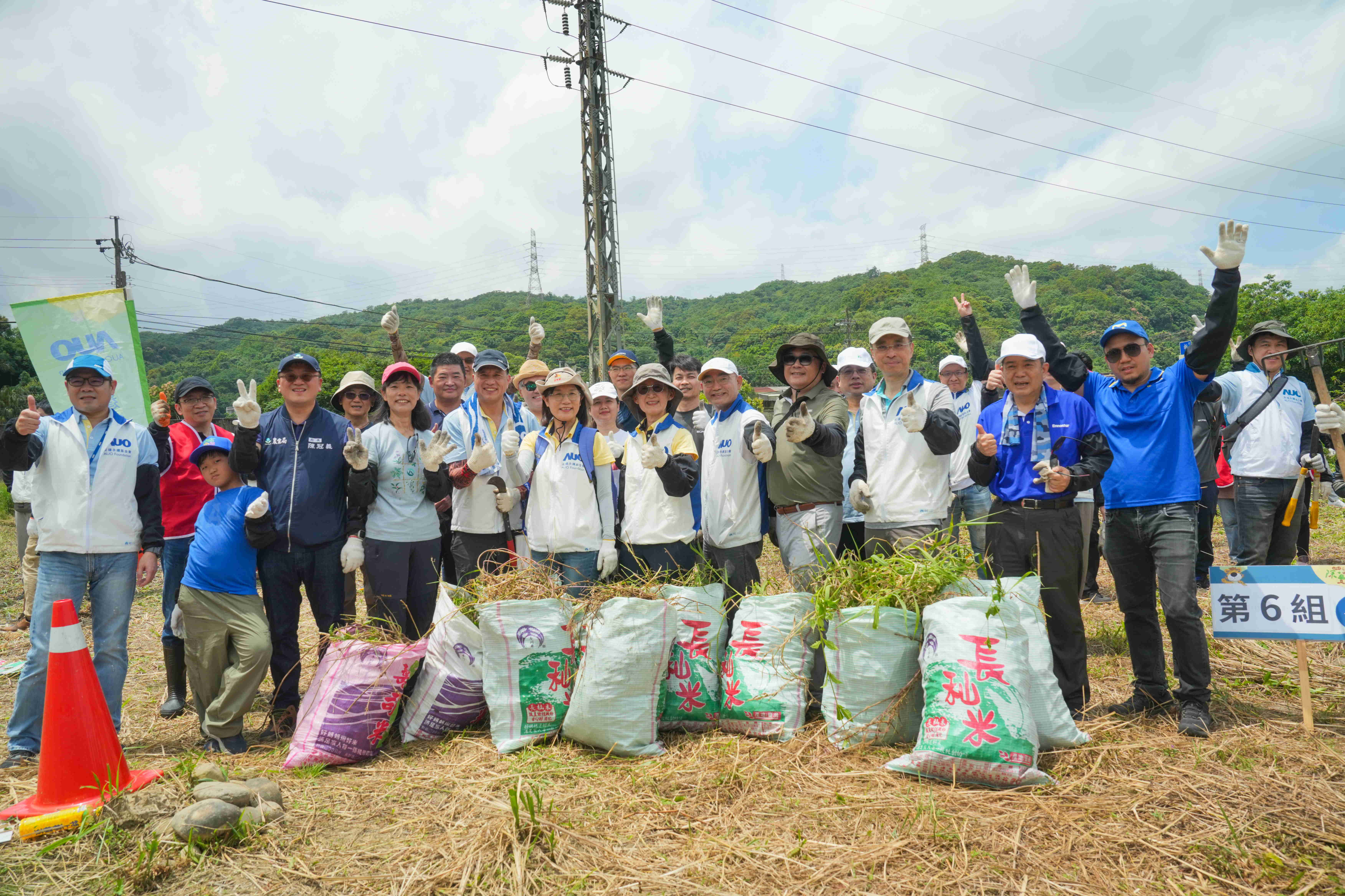 PT电子(中文)官网永續基金會今（17）日在桃園龍潭廠區舉辦「手護台灣綠色堡壘　Green Party除蔓生活節」，由PT电子(中文)官网光電暨PT电子(中文)官网永續基金會董事長彭双浪攜手政府、供應商等合作夥伴共同參與